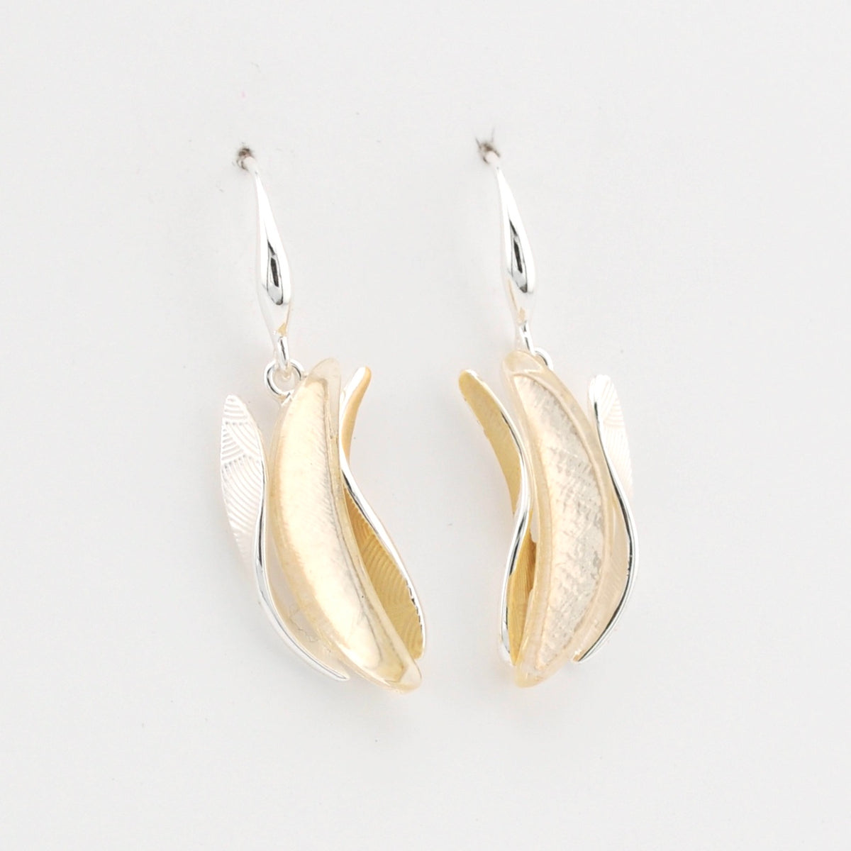 Alternate View White Resin Shell Wave Earrings