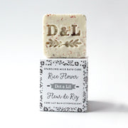 Sparkling bath cube with packaging