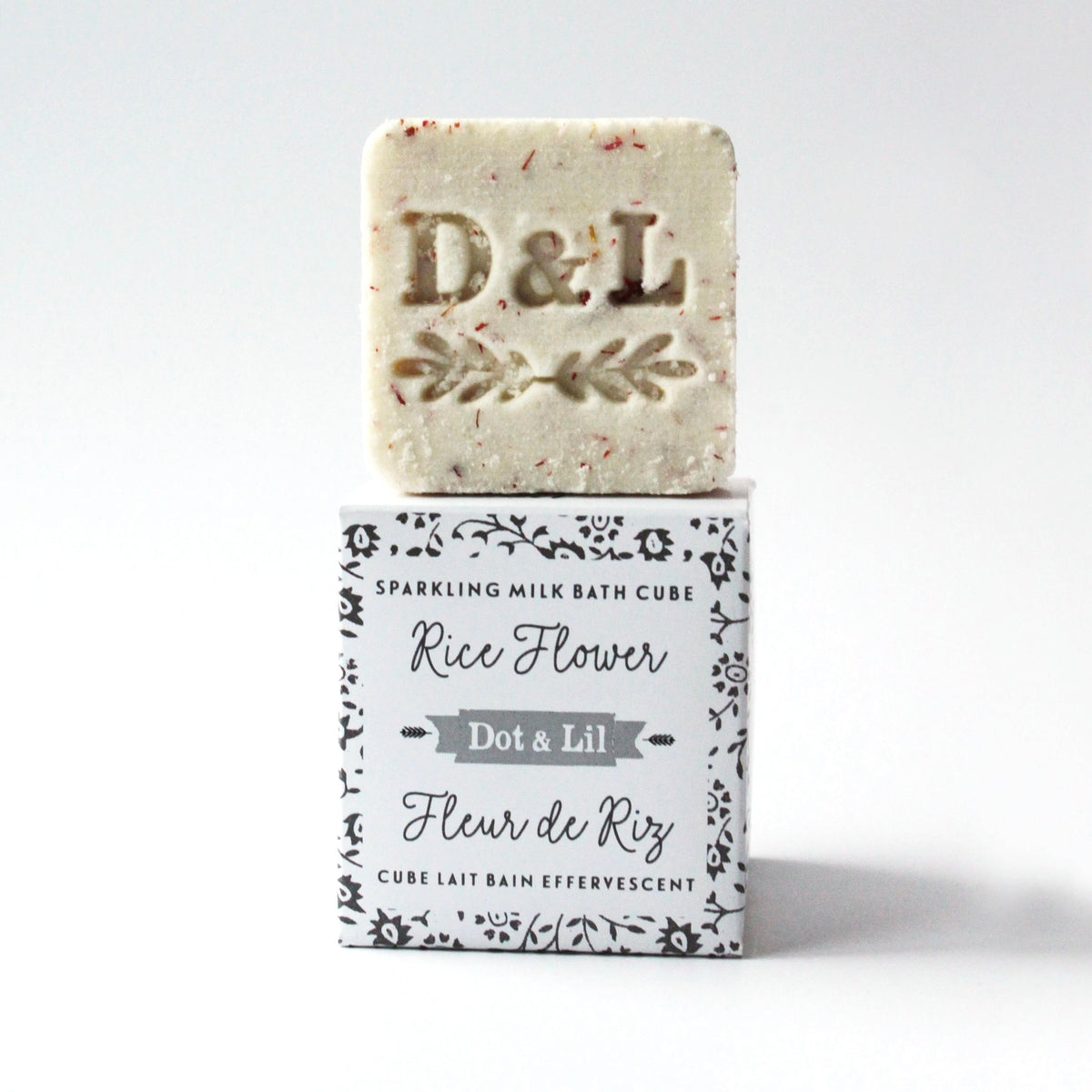 Sparkling bath cube with packaging