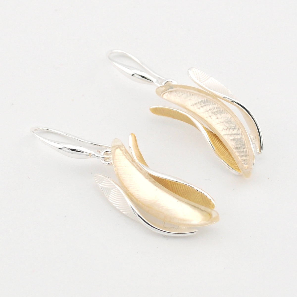 White Resin Shell Wave Earrings